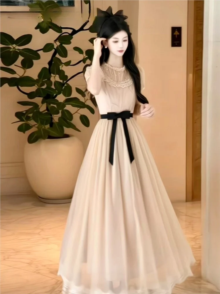 A pink waist-cinching gentle and elegant long dress with large lace hem
A pink waist-cinching gentle and elegant long dress with large lace hem