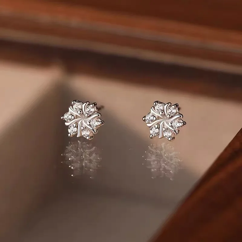 Silver Color Personality Zircon Flower Stud Earrings for Charm Women Light Luxury Fashion Jewelry Winter Accessories
Silver Color Personality Zircon Flower Stud Earrings for Charm Women Light Luxury Fashion Jewelry Winter Accessories