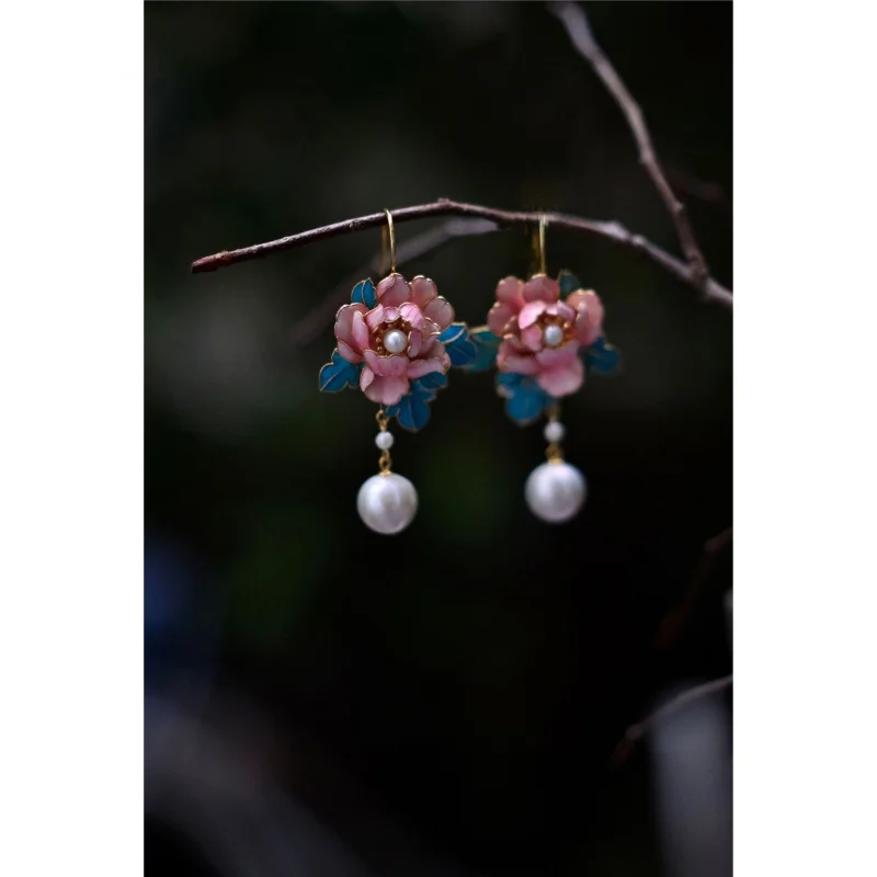 Gilt imitation jadeite filigree tassel shell pearl enamel peony flower earrings, vintage craftsmanship, hand-forged and purely h
Gilt imitation jadeite filigree tassel shell pearl enamel peony flower earrings, vintage craftsmanship, hand-forged and purely h
