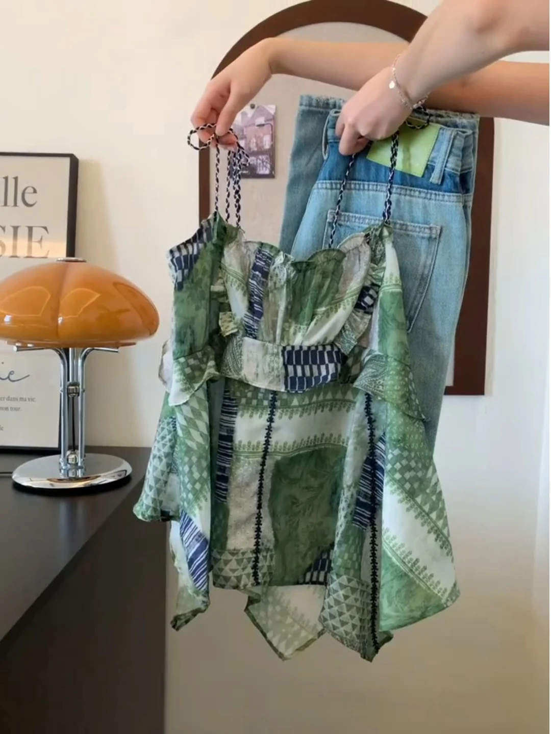 Retro Korean Green Plaid Loose Slimming Strap Top Women Summer Beach Vacation Versatile Sleeveless Vest Casual Outerwear
Retro Korean Green Plaid Loose Slimming Strap Top Women Summer Beach Vacation Versatile Sleeveless Vest Casual Outerwear