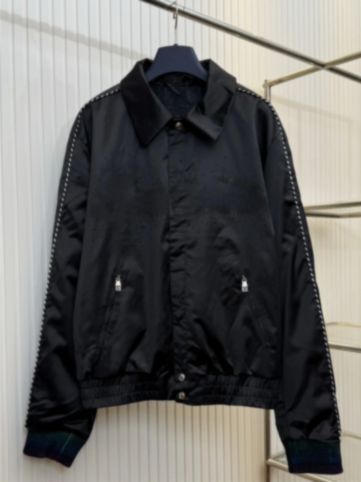 Шелковая куртка с вышивкой букв и стразами, свободного кроя, с воротником, для мужчин и женщин, повседневная, с длинными рукавами, на молнии, с декоративными элементами
Шелковая куртка с вышивкой букв и стразами, свободного кроя, с воротником, для мужчин и женщин, повседневная, с длинными рукавами, на молнии, с декоративными элементами