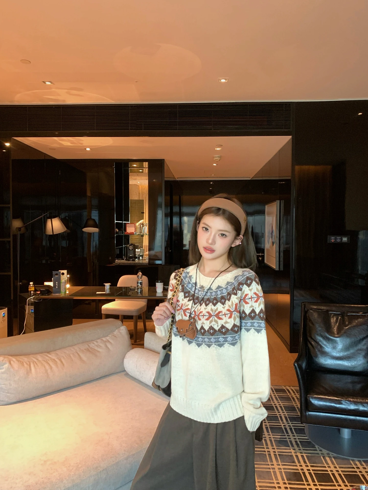 Вязаный свитер с цветочным принтом в стиле ретро, женский свободный ленивый круглый вязаный топ, осень-зима, мягкий удобный повседневный свитер, чистая электронная коммерция
Вязаный свитер с цветочным принтом в стиле ретро, женский свободный ленивый круглый вязаный топ, осень-зима, мягкий удобный повседневный свитер, чистая электронная коммерция