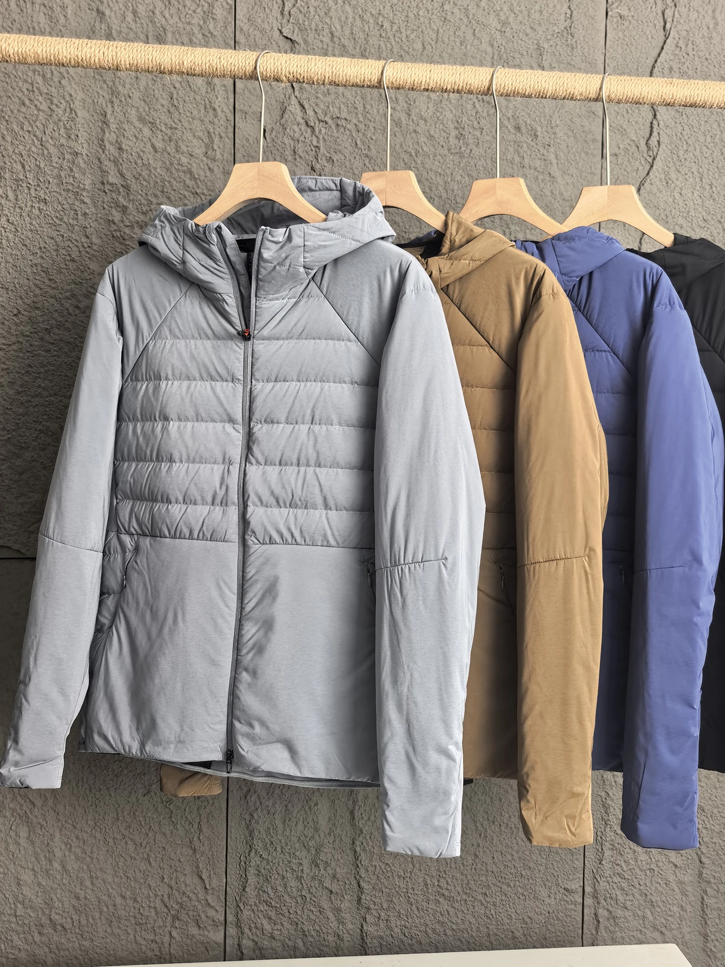 Мужская утепленная куртка с капюшоном, ветрозащитная, легкая, с 90% белым утиным пухом, приталенного кроя, теплая, защищающая от холода, из полиэфирного волокна.
Мужская утепленная куртка с капюшоном, ветрозащитная, легкая, с 90% белым утиным пухом, приталенного кроя, теплая, защищающая от холода, из полиэфирного волокна.