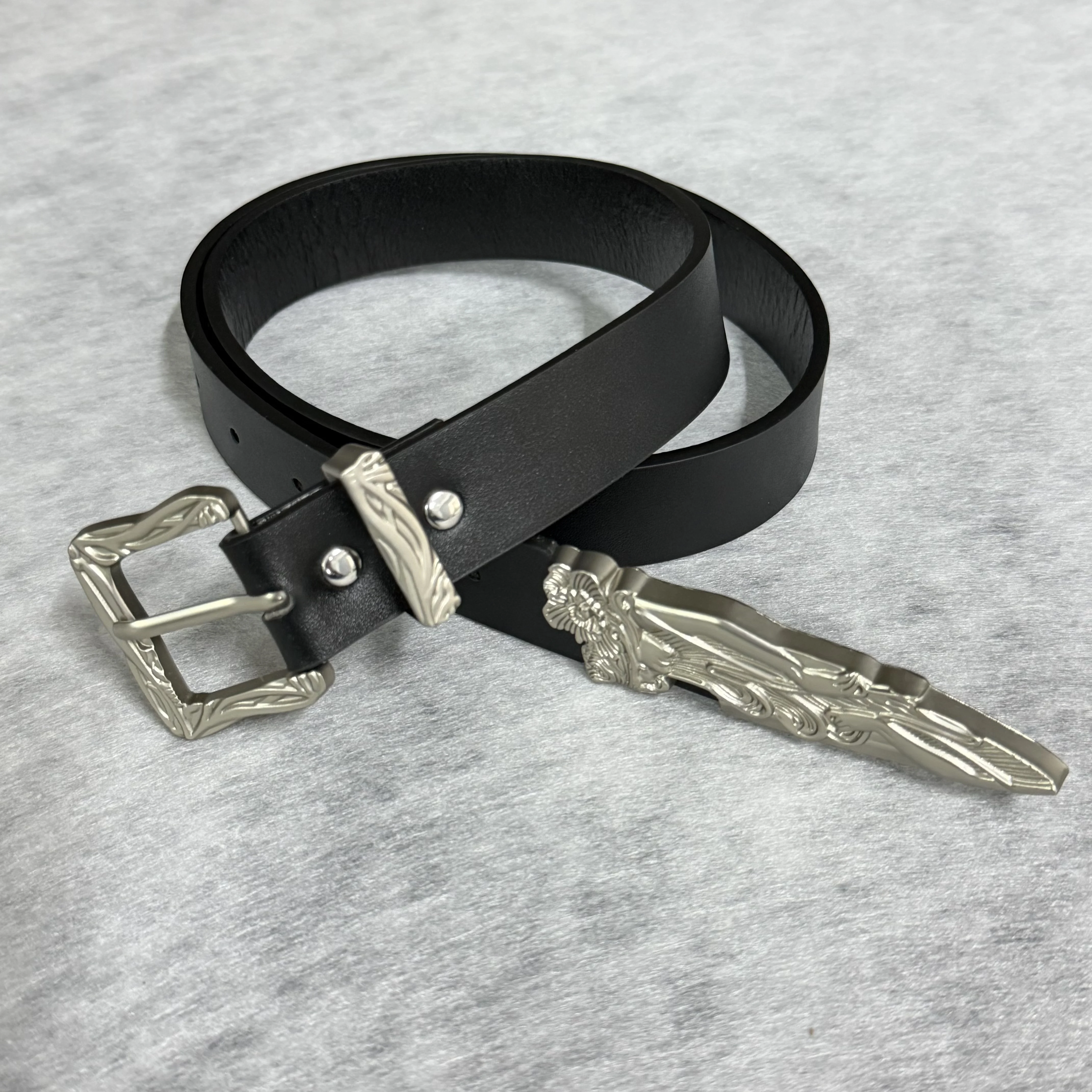 Металлический ремень в западном стиле с резным узором «Разбитый меч» для повседневной носки с джинсами
Металлический ремень в западном стиле с резным узором «Разбитый меч» для повседневной носки с джинсами