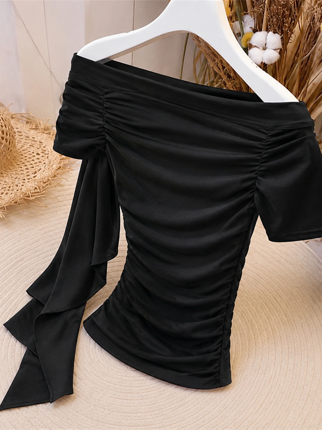 White Highlighting Shoulder Bared One Shoulder Short Sleeve T Shirt Korean Style Slim Fit Daily Wear Summer Fashion for Women
White Highlighting Shoulder Bared One Shoulder Short Sleeve T Shirt Korean Style Slim Fit Daily Wear Summer Fashion for Women