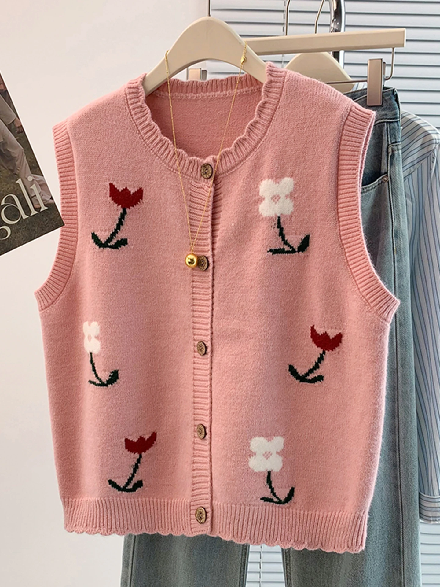 Embroidered Knitted Vest Women's Sle Svel Outerwear Top Design Sense Flower Stitching Large Size Faionable
Embroidered Knitted Vest Women's Sle Svel Outerwear Top Design Sense Flower Stitching Large Size Faionable