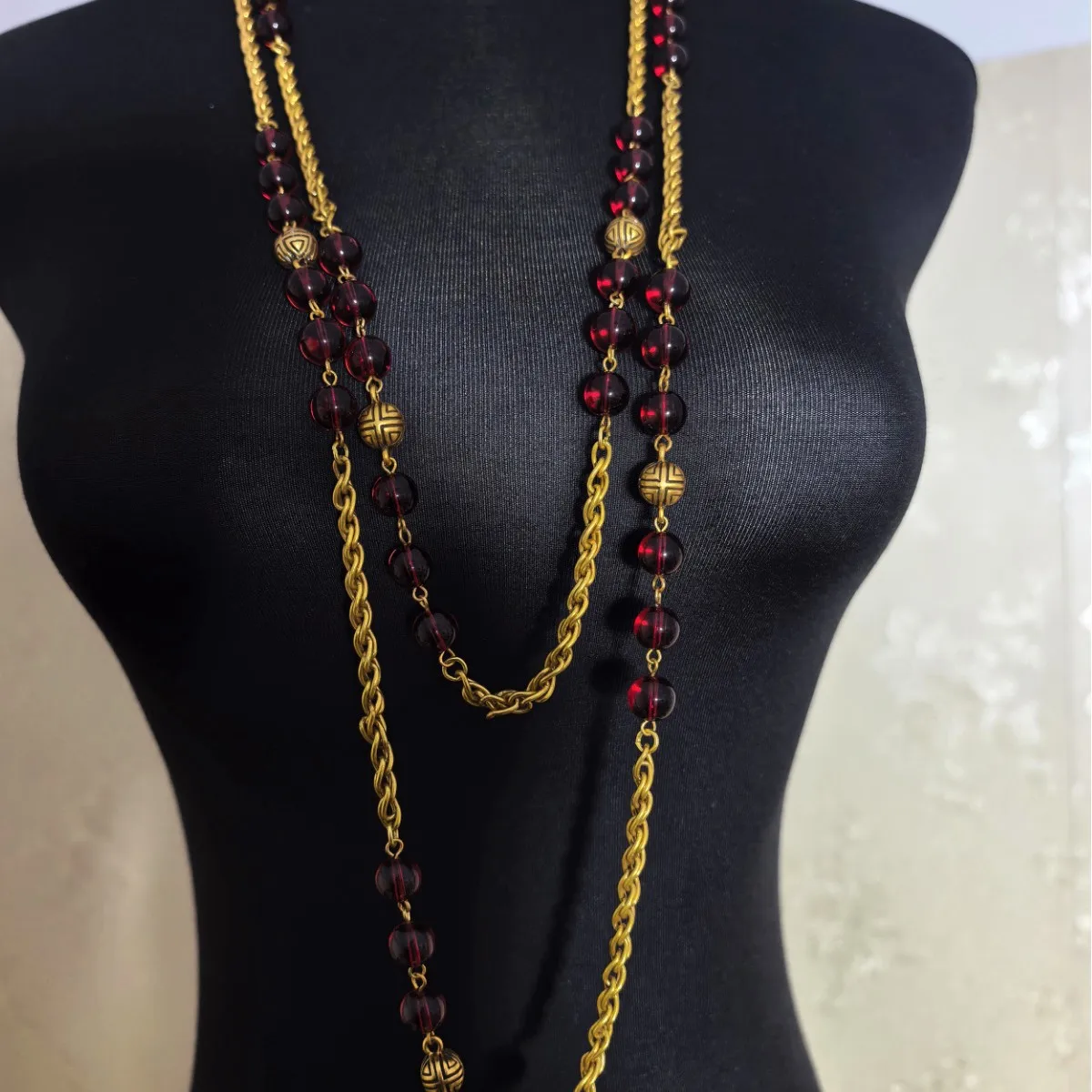 European and American vintage jewelry handmade red glass long multi-layer sweater chain Classic long necklace for women
European and American vintage jewelry handmade red glass long multi-layer sweater chain Classic long necklace for women