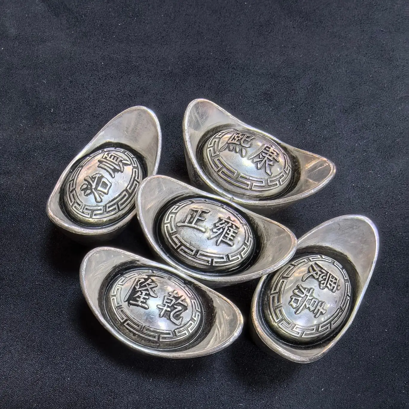 Silver ingot ingot antique ornament, five emperors of the Qing Dynasty copper-plated silver ten taels ingot, a set of five
Silver ingot ingot antique ornament, five emperors of the Qing Dynasty copper-plated silver ten taels ingot, a set of five