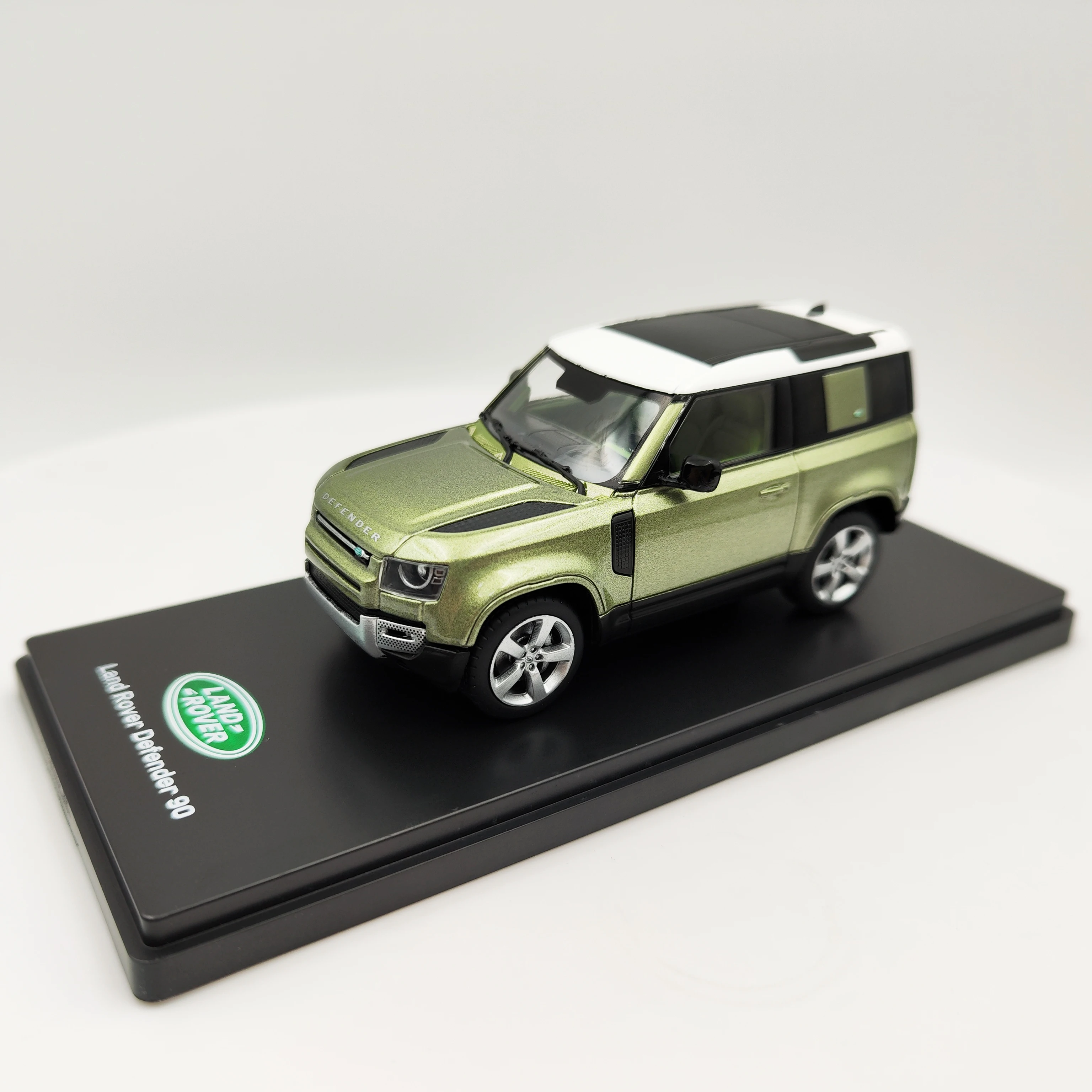 1:43 Scale Diecast Alloy Land Rover Defender 90 off-road vehicle Toys Cars Model Classics Adult Toy Souvenir Gift Static Display
1:43 Scale Diecast Alloy Land Rover Defender 90 off-road vehicle Toys Cars Model Classics Adult Toy Souvenir Gift Static Display
