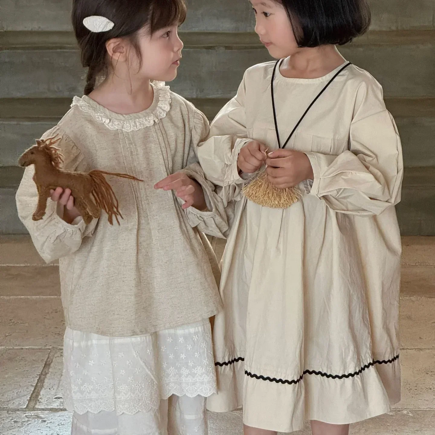 Blouses Korean Childrens Clothing Autumn New Girl Shirt Solid Color Round Neck Head Cover Flower Edge Tops Shirt 2024
Blouses Korean Childrens Clothing Autumn New Girl Shirt Solid Color Round Neck Head Cover Flower Edge Tops Shirt 2024