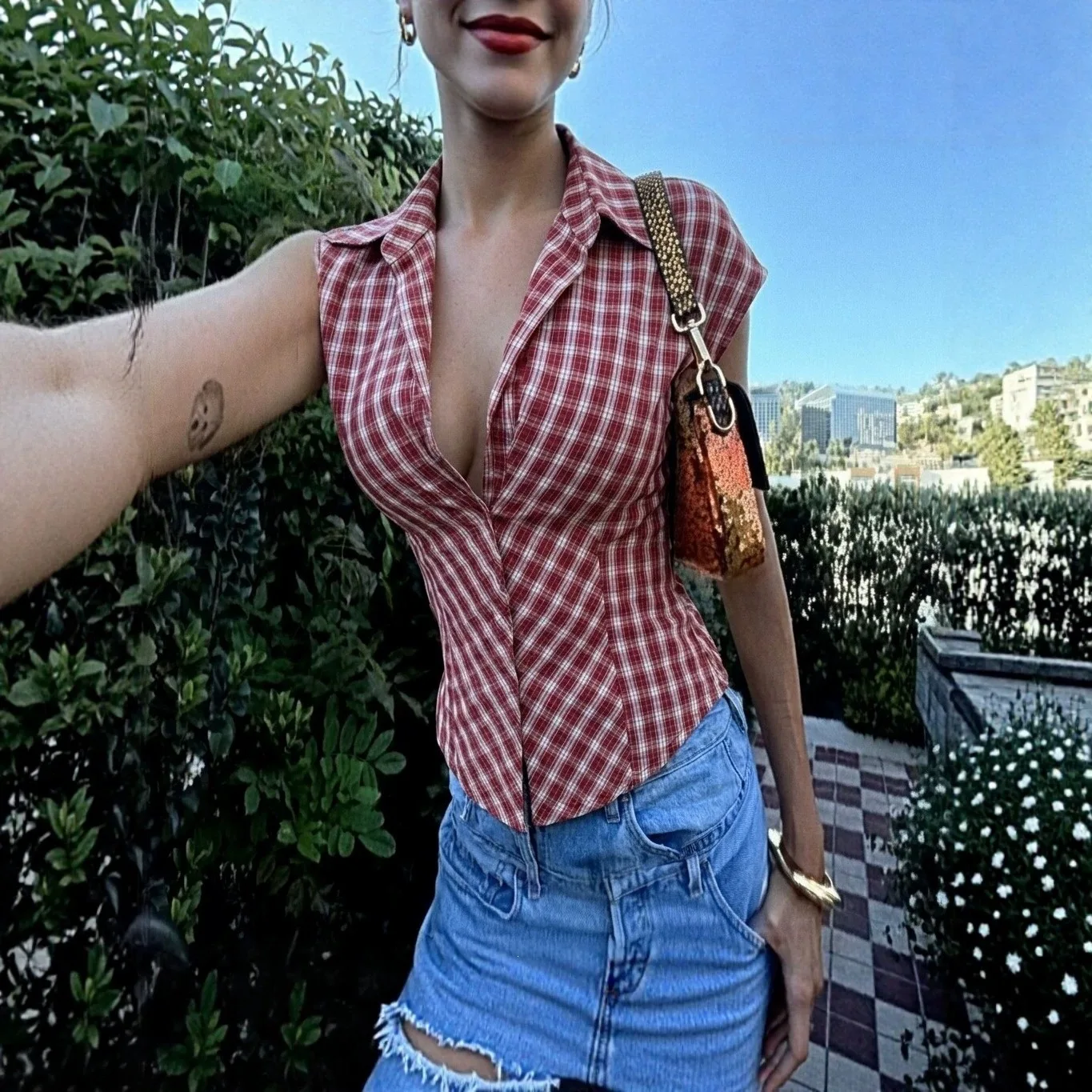 Zekye European and American Style Retro Plaid Shirt Women's Lapel Sleeveless Slim-fitting Waist Curved Hem Top Spice Girl Style
Zekye European and American Style Retro Plaid Shirt Women's Lapel Sleeveless Slim-fitting Waist Curved Hem Top Spice Girl Style