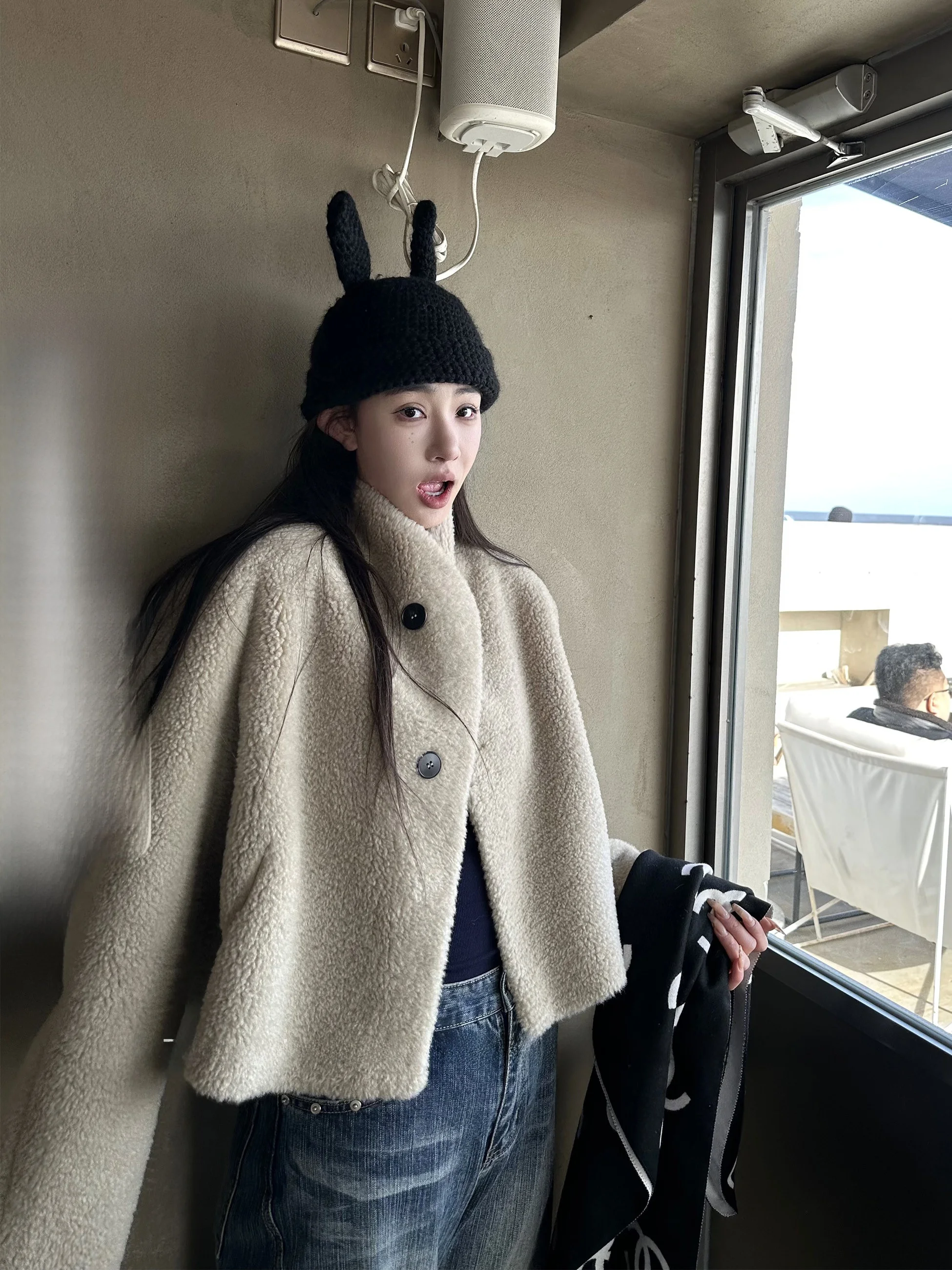 Zoe Anymore Korean Style Loose Short Lamb Fur Warmth Short Coat Autumn Winter Outerwear Eco-Friendly Wool Stand Collar Jacket
Zoe Anymore Korean Style Loose Short Lamb Fur Warmth Short Coat Autumn Winter Outerwear Eco-Friendly Wool Stand Collar Jacket