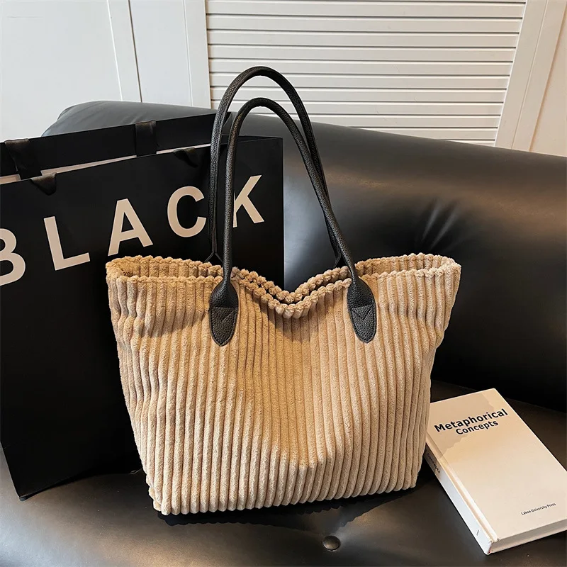 New Large Capacity Shoulder Bag for Women Solid Color Versatile Simple Tote Fashion Commuting Velvet Handbag Designer Luxury
New Large Capacity Shoulder Bag for Women Solid Color Versatile Simple Tote Fashion Commuting Velvet Handbag Designer Luxury