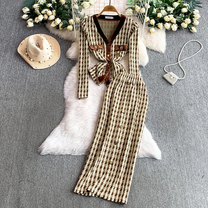 High-end contrasting color grid splicing velvet V-neck jacket+light luxury metal buckle slim fit long skirt commute set
High-end contrasting color grid splicing velvet V-neck jacket+light luxury metal buckle slim fit long skirt commute set