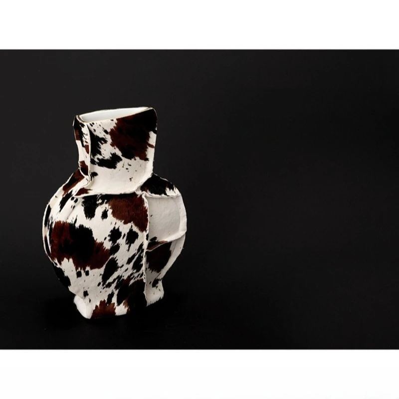 Horse fur vase handmade cow pattern leather dried vase art ornament porcelain
Horse fur vase handmade cow pattern leather dried vase art ornament porcelain