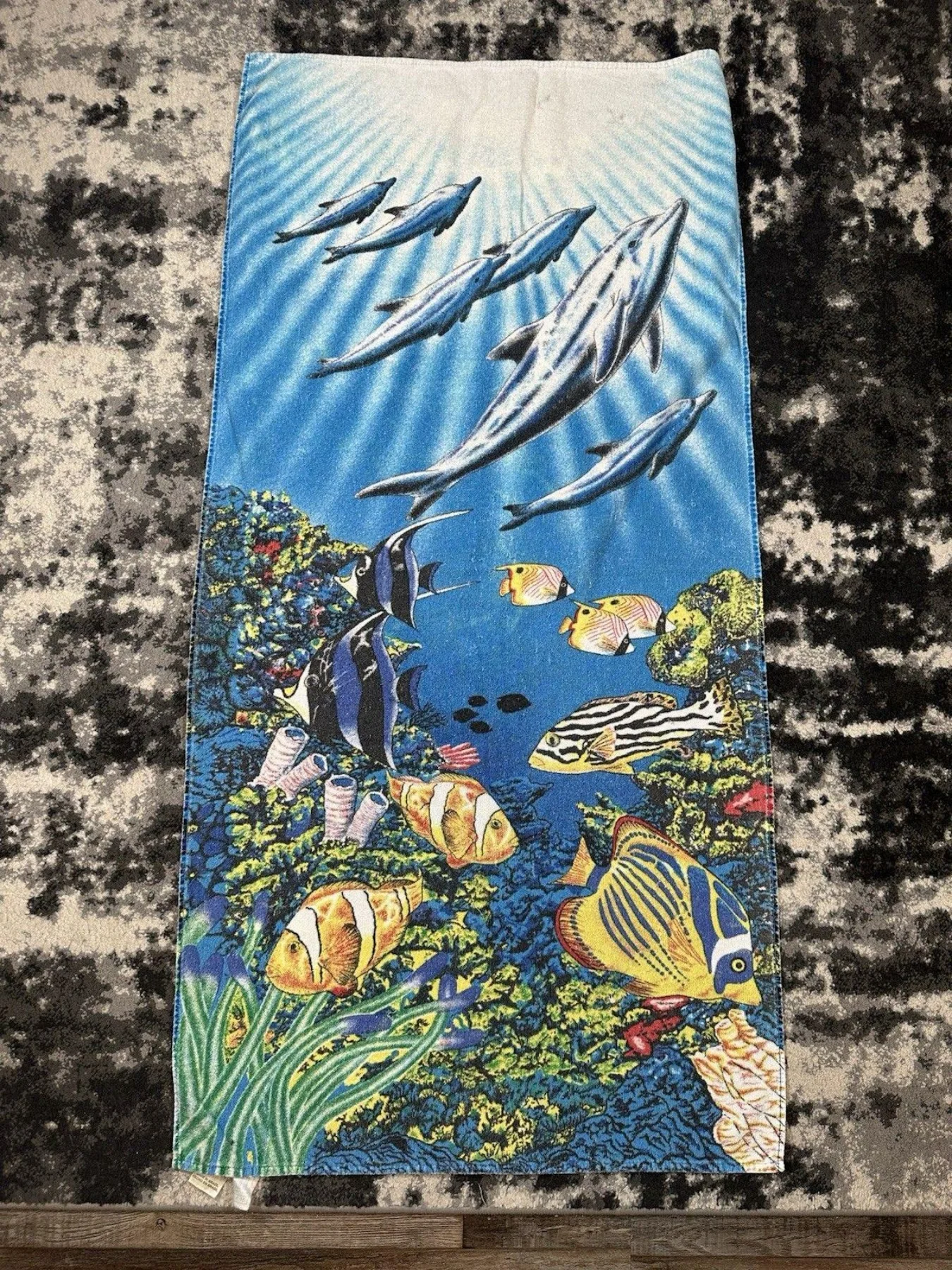 Винтажное пляжное полотенце Ocean Fish Whales 1990-х годов, тропическое морское, винтажное пляжное полотенце Ocean, винтажное полотенце с рыбой, полотенце с китом
Винтажное пляжное полотенце Ocean Fish Whales 1990-х годов, тропическое морское, винтажное пляжное полотенце Ocean, винтажное полотенце с рыбой, полотенце с китом