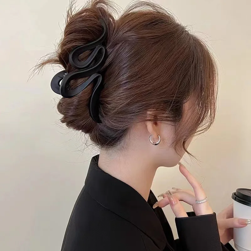 New Frosted Wavy Hair Clip, High-end Large Hair Clip for Women, Hairpin for Back of Head, Shark Clip, Hair Accessory.
New Frosted Wavy Hair Clip, High-end Large Hair Clip for Women, Hairpin for Back of Head, Shark Clip, Hair Accessory.