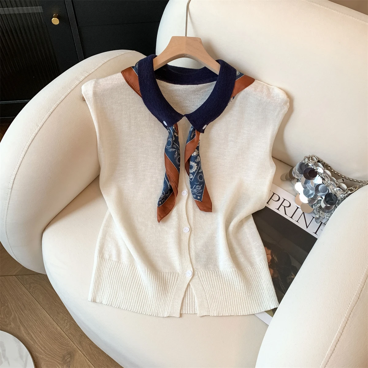 Elegant Neck Knitwear Sleeveless Silk Scarf Women's Summer Fashion Slimming Top Korean Style Straight Cut Single Button
Elegant Neck Knitwear Sleeveless Silk Scarf Women's Summer Fashion Slimming Top Korean Style Straight Cut Single Button