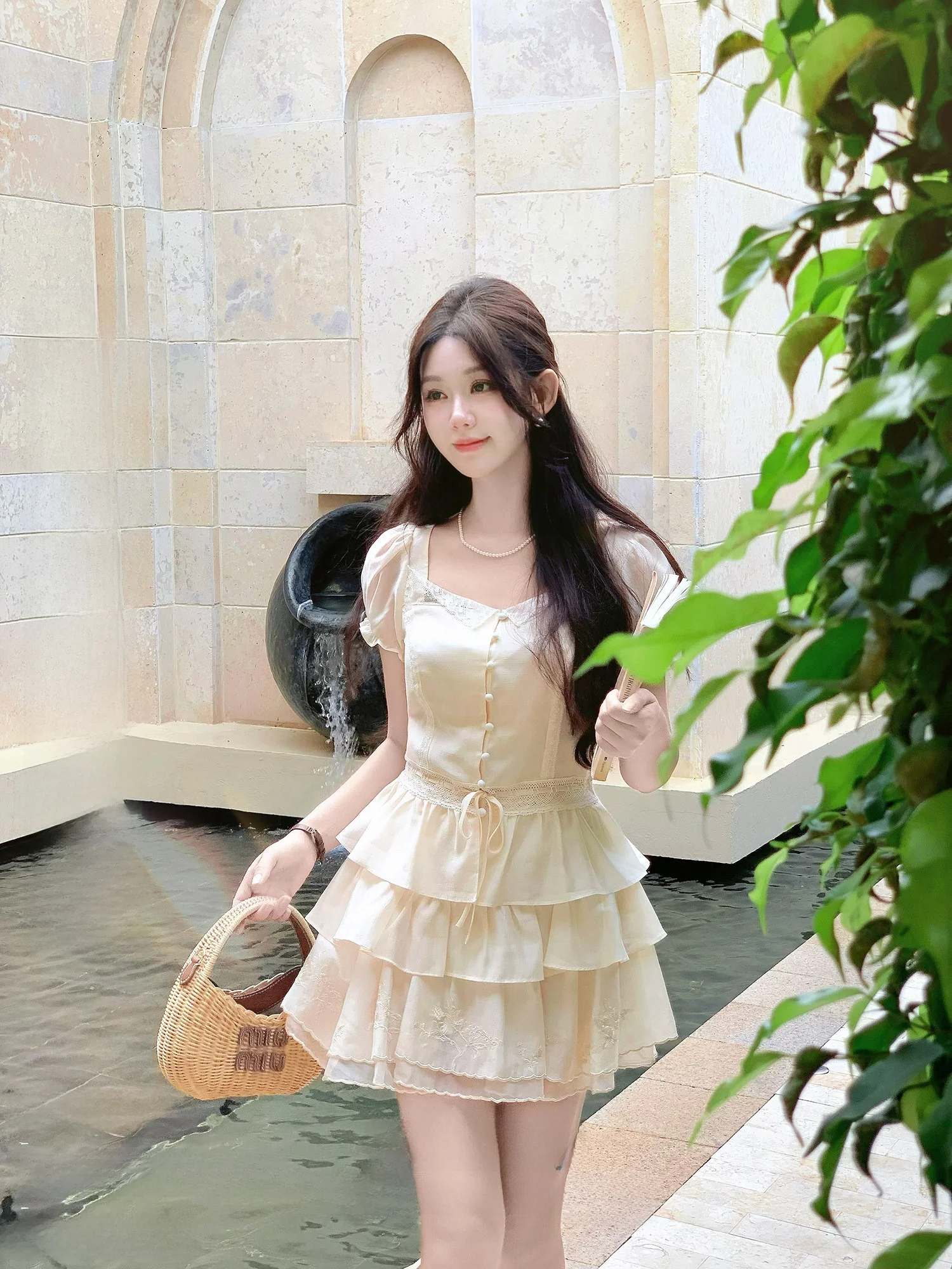 Комплект из шелкового топа и юбки Roro eep Luxury с ажурной вышивкой и кружевными вставками, женская модная осенняя коллекция
Комплект из шелкового топа и юбки Roro eep Luxury с ажурной вышивкой и кружевными вставками, женская модная осенняя коллекция