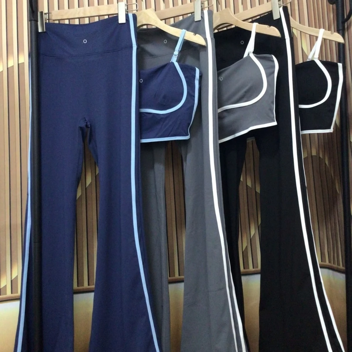 Ensemble de sport extensible, parfait pour l'entraînement et le quotidien
Ensemble de sport extensible, parfait pour l'entraînement et le quotidien