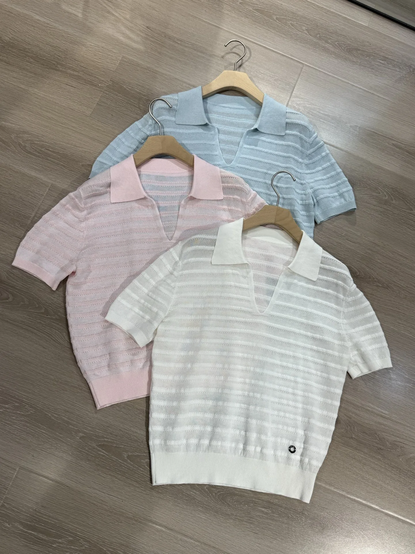 Повседневная легкая дышащая футболка из шелкового хлопка с V-образным вырезом и коротким рукавом, модный универсальный женский топ LP
Повседневная легкая дышащая футболка из шелкового хлопка с V-образным вырезом и коротким рукавом, модный универсальный женский топ LP