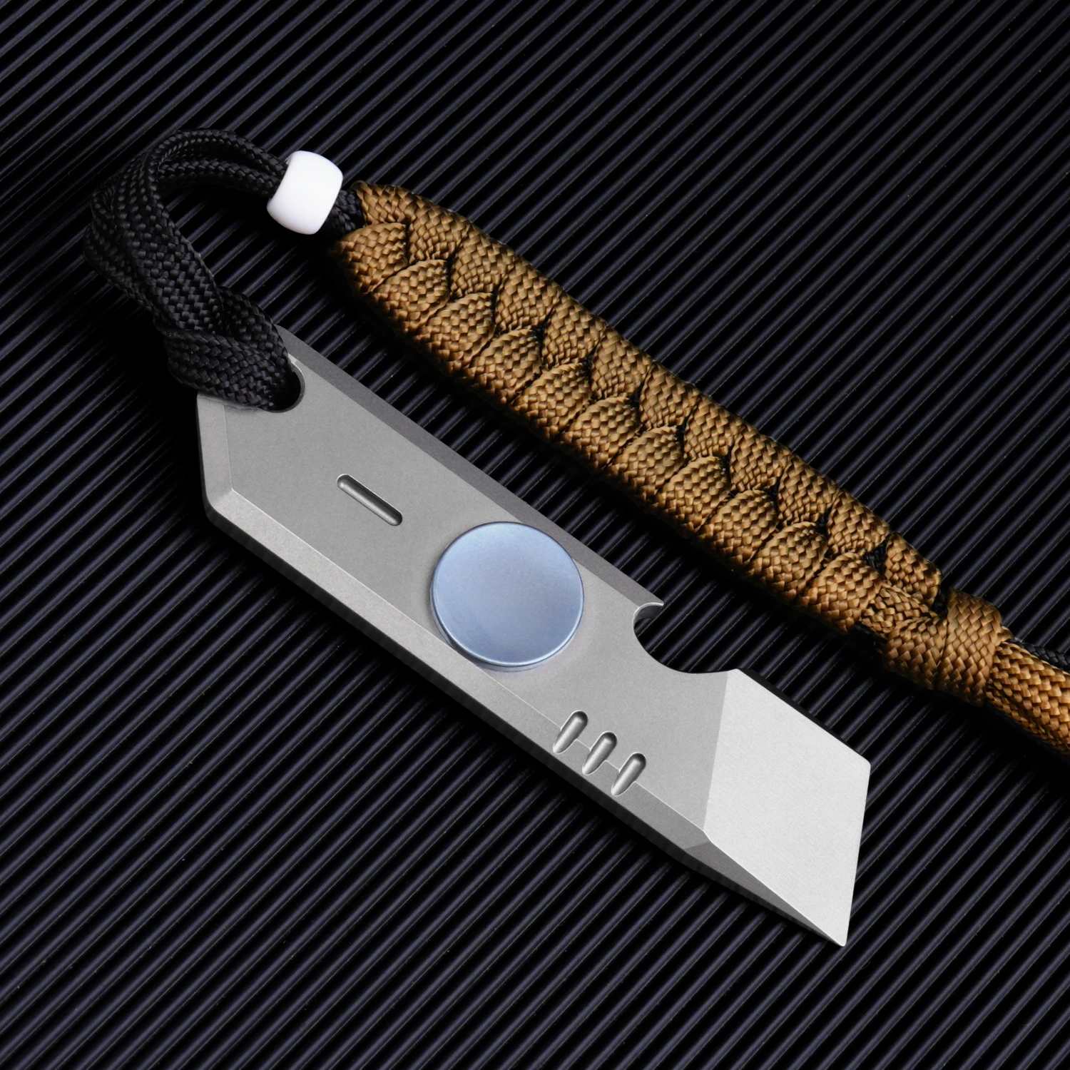 Titanium multifunctional tool Bottle opener pry bar, fingertip rotating gyro toy pry bar, fun EDC Outdoor pocket small tools
Titanium multifunctional tool Bottle opener pry bar, fingertip rotating gyro toy pry bar, fun EDC Outdoor pocket small tools