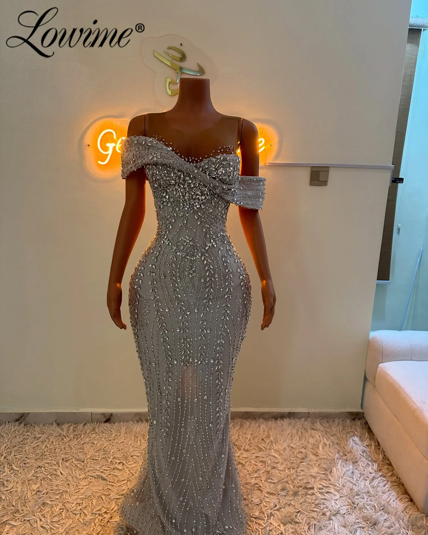 2026 Customized Arabic Silver Off Shoulder Mermaid Evening Dress Luxury Beaded Women Wedding Party Gown Long Crystals Prom Dress
2026 Customized Arabic Silver Off Shoulder Mermaid Evening Dress Luxury Beaded Women Wedding Party Gown Long Crystals Prom Dress