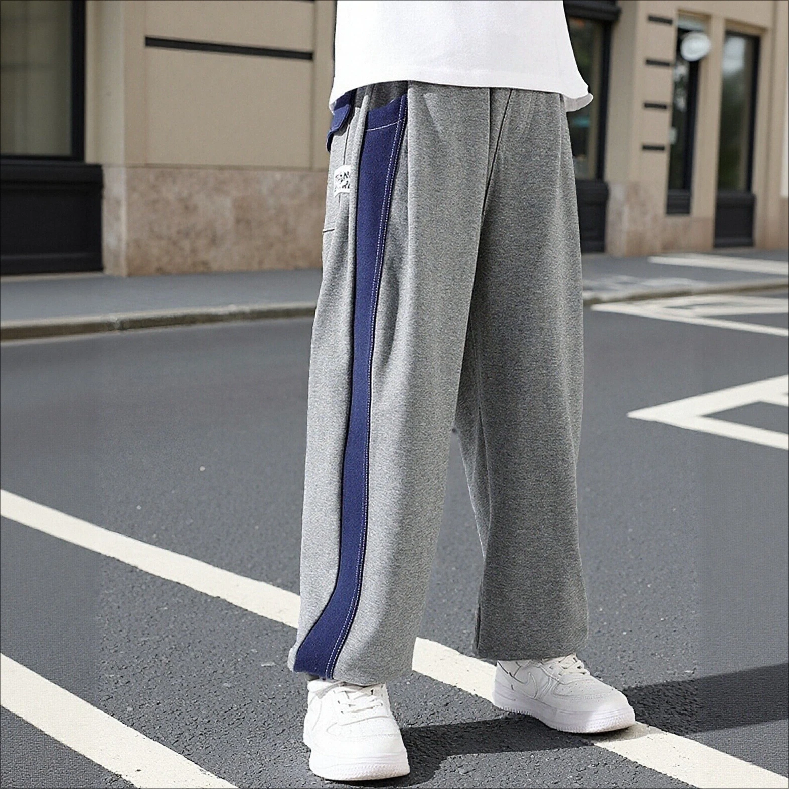 School Kids Spacious Fit Sports Pants Skin-Friendly Cotton Side Stripe Wide Leg Trousers for Boys Daily Outdoor Casual Wear
School Kids Spacious Fit Sports Pants Skin-Friendly Cotton Side Stripe Wide Leg Trousers for Boys Daily Outdoor Casual Wear