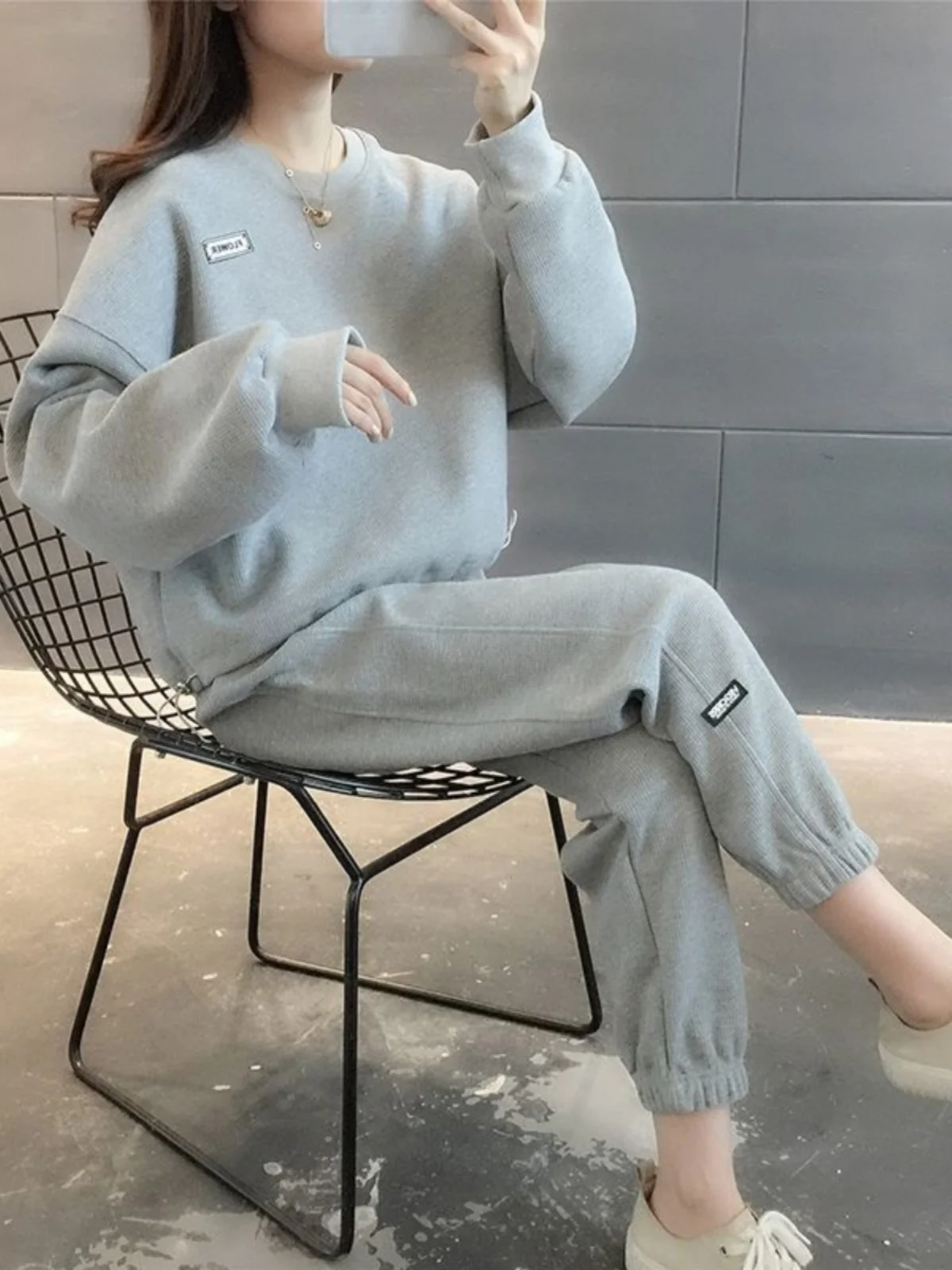 Fashionable Loose Women's Sportswear Set Spring Autumn New Style Two-Piece Long Pants Sweatshirt Casual Trendy Outfit
Fashionable Loose Women's Sportswear Set Spring Autumn New Style Two-Piece Long Pants Sweatshirt Casual Trendy Outfit