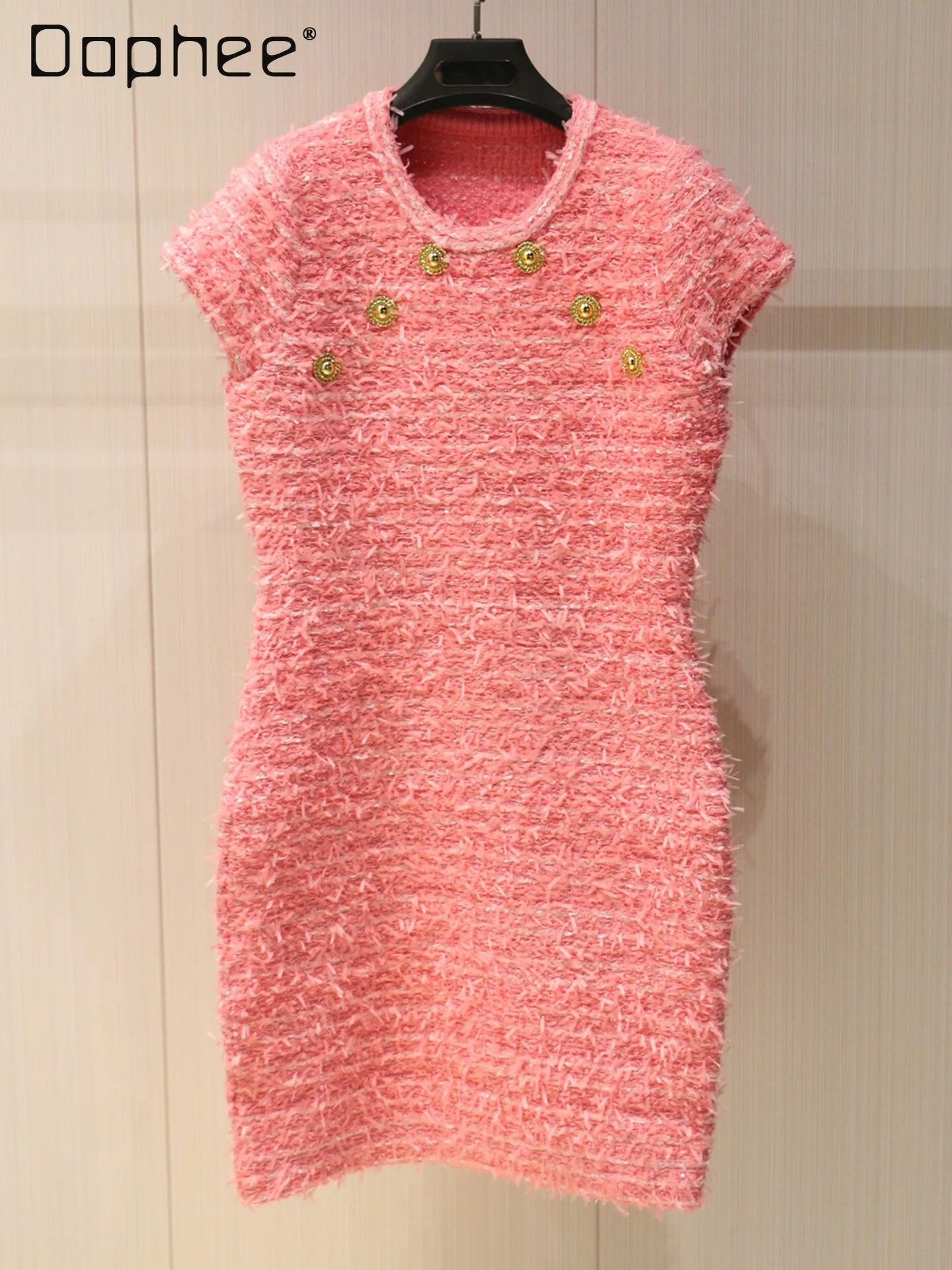 French Chic Sweet Pink Knitted Mini Dress Short Sleeve Slim Fit Metal Buckle High-end Evening Dresses 2026 Spring Summer New
French Chic Sweet Pink Knitted Mini Dress Short Sleeve Slim Fit Metal Buckle High-end Evening Dresses 2026 Spring Summer New