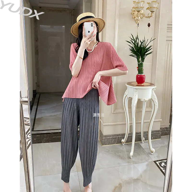 High-quality Miyake Pleated Round Neck Slim Short-sleeved Tops Women's Fashion Versatile Solid Color T-shirt Loose Large Size
High-quality Miyake Pleated Round Neck Slim Short-sleeved Tops Women's Fashion Versatile Solid Color T-shirt Loose Large Size