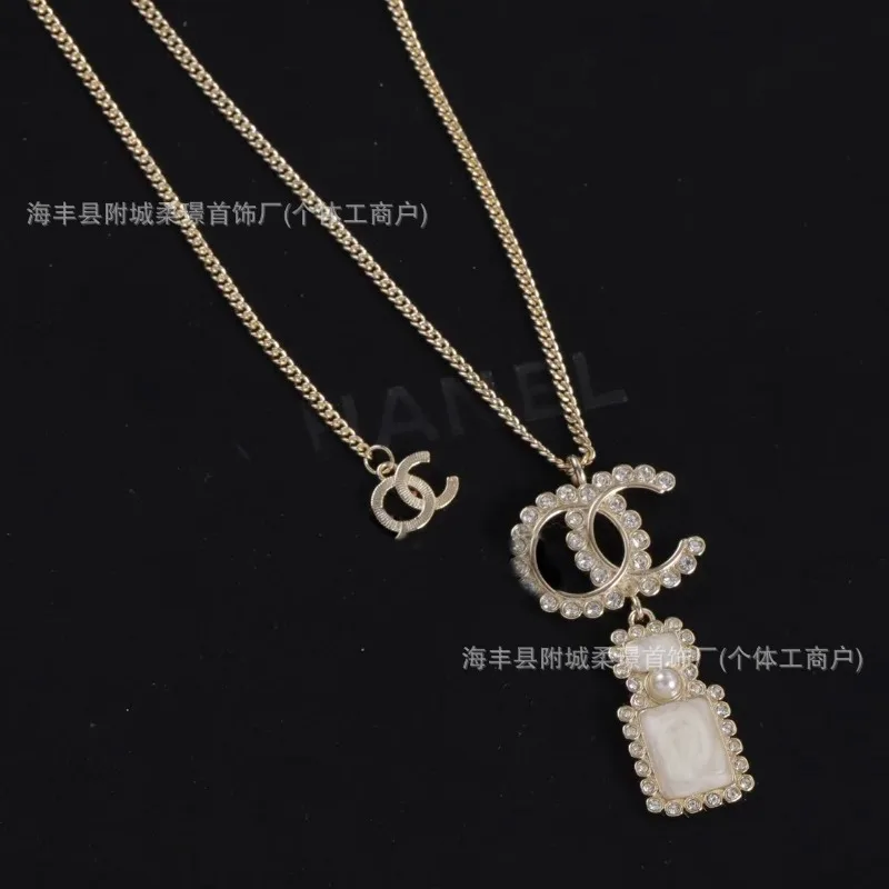 Classic Diamond-encrusted Double English Letter Necklace Women's High-quality Temperament Versatile Necklace Recommendation
Classic Diamond-encrusted Double English Letter Necklace Women's High-quality Temperament Versatile Necklace Recommendation