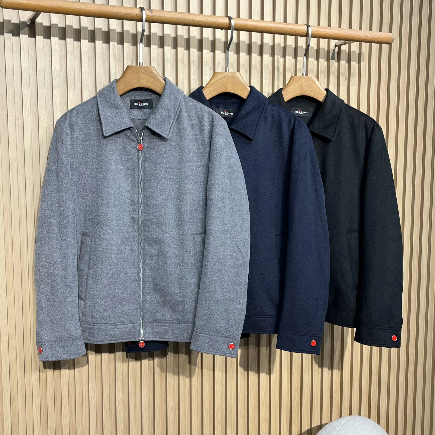Итальянский Kiton, осенне-зимняя деловая повседневная универсальная шерстяная хлопковая куртка на молнии с лацканами
Итальянский Kiton, осенне-зимняя деловая повседневная универсальная шерстяная хлопковая куртка на молнии с лацканами