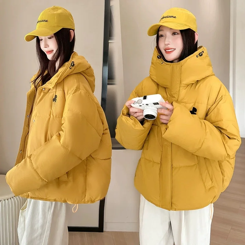 Korean Loose Hooded Bread Jacket Women Parkas 2025 New Thicke Warm Down Cotton Padded Short Jacket Female Outerwear Winter Coat
Korean Loose Hooded Bread Jacket Women Parkas 2025 New Thicke Warm Down Cotton Padded Short Jacket Female Outerwear Winter Coat