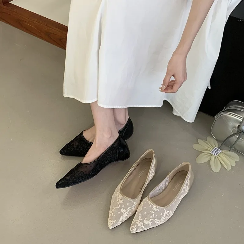 Women's Floral Lace Mesh Ballet Flats Pointed Toe Hollow Out Breathable Chinese Style Elegant Casual Shoes Summer 2026
Women's Floral Lace Mesh Ballet Flats Pointed Toe Hollow Out Breathable Chinese Style Elegant Casual Shoes Summer 2026