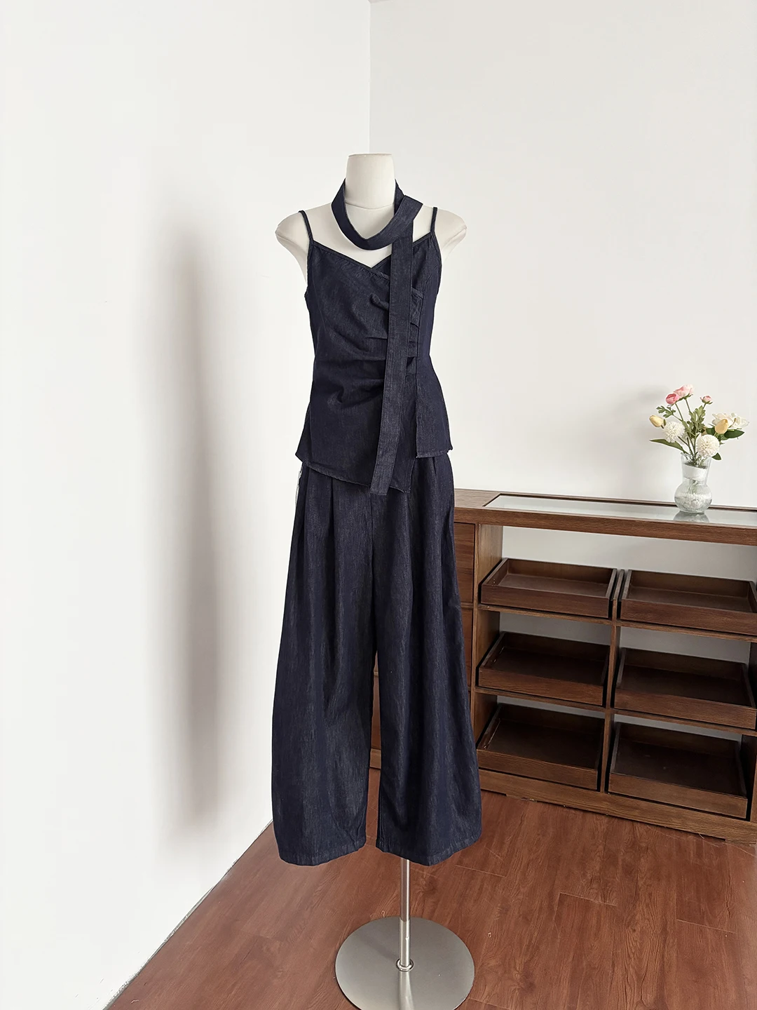 Summer 2026 Hong Kong Style Retro Denim Strap Vest High Waist Loose Wide Leg Pants Set Women's Fashion Casual Two-Piece Suit
Summer 2026 Hong Kong Style Retro Denim Strap Vest High Waist Loose Wide Leg Pants Set Women's Fashion Casual Two-Piece Suit