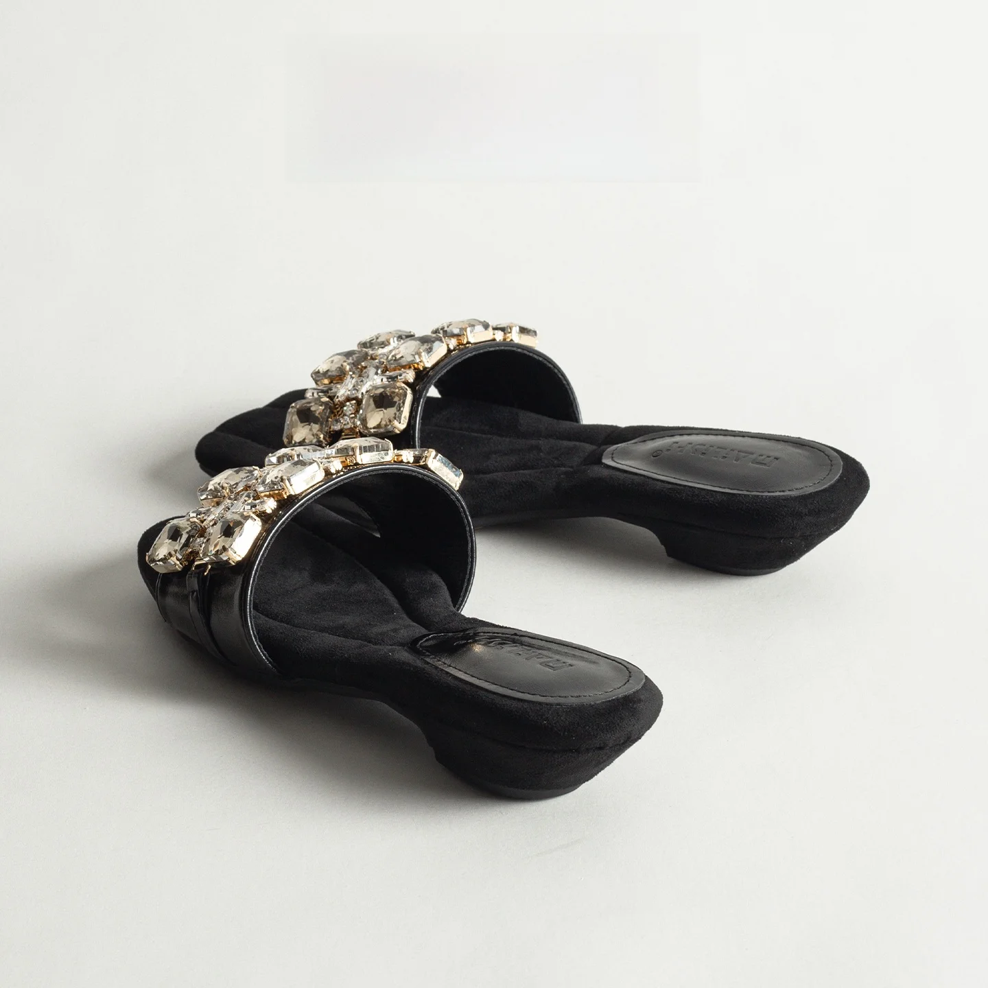 Leather Diamond 2025 Summer New Style Women's Flat Sandals Low Heel Elegant This Year's Popular Slippers Casual Glueing Process
Leather Diamond 2025 Summer New Style Women's Flat Sandals Low Heel Elegant This Year's Popular Slippers Casual Glueing Process