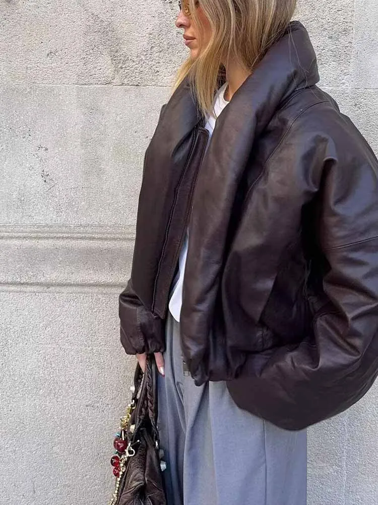 Зимнее новое модное женское свободное повседневное простое универсальное пальто с лацканами и длинными рукавами из искусственной кожи на молнии в европейском и американском стиле
Зимнее новое модное женское свободное повседневное простое универсальное пальто с лацканами и длинными рукавами из искусственной кожи на молнии в европейском и американском стиле