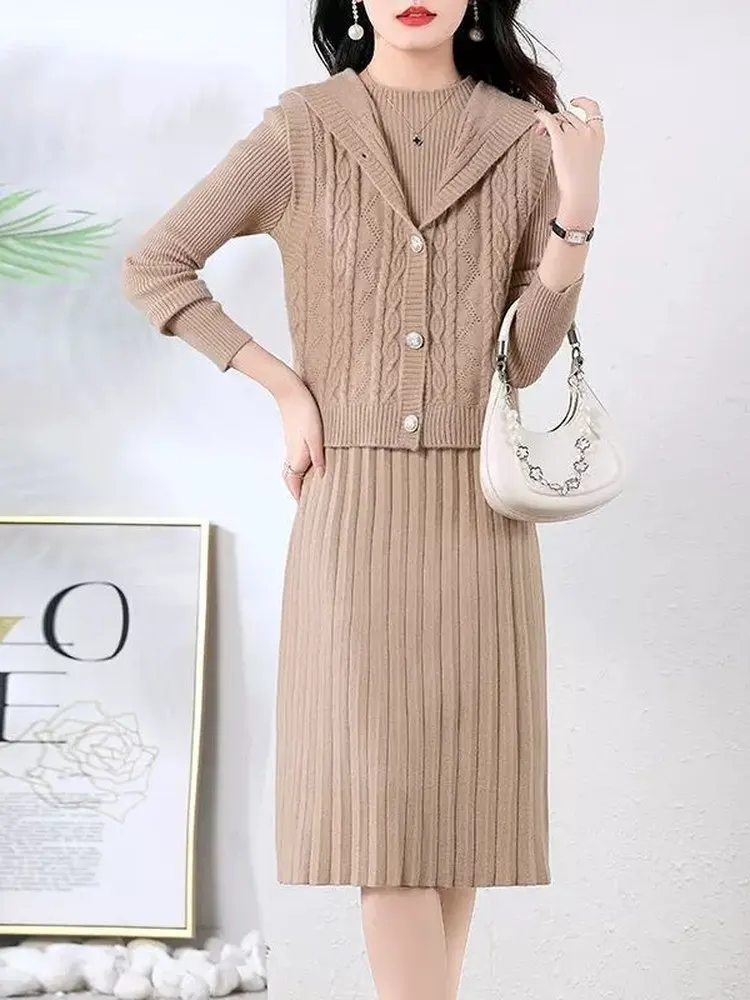 Элегантный вязаный комплект из свитера и платья для женщин: модный весенне-осенний трикотажный костюм, скрывающий недостатки фигуры, в стиле для повседневной носки.
Элегантный вязаный комплект из свитера и платья для женщин: модный весенне-осенний трикотажный костюм, скрывающий недостатки фигуры, в стиле для повседневной носки.