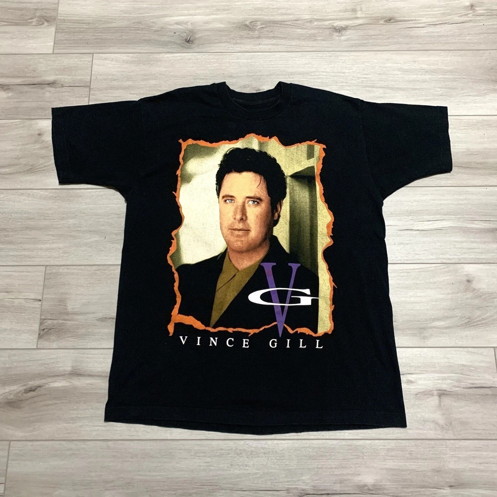 Мужская футболка Vince Gill on Tour VTG 1996, одинарный стежок, американская группа, уличный хип-хоп, рок, с короткими рукавами, женский хлопковый топ с круглым вырезом
Мужская футболка Vince Gill on Tour VTG 1996, одинарный стежок, американская группа, уличный хип-хоп, рок, с короткими рукавами, женский хлопковый топ с круглым вырезом