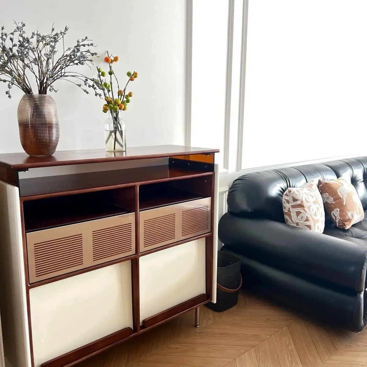 Meal side solid wood living room integrated wall chest cabinet small apartment locker record
Meal side solid wood living room integrated wall chest cabinet small apartment locker record