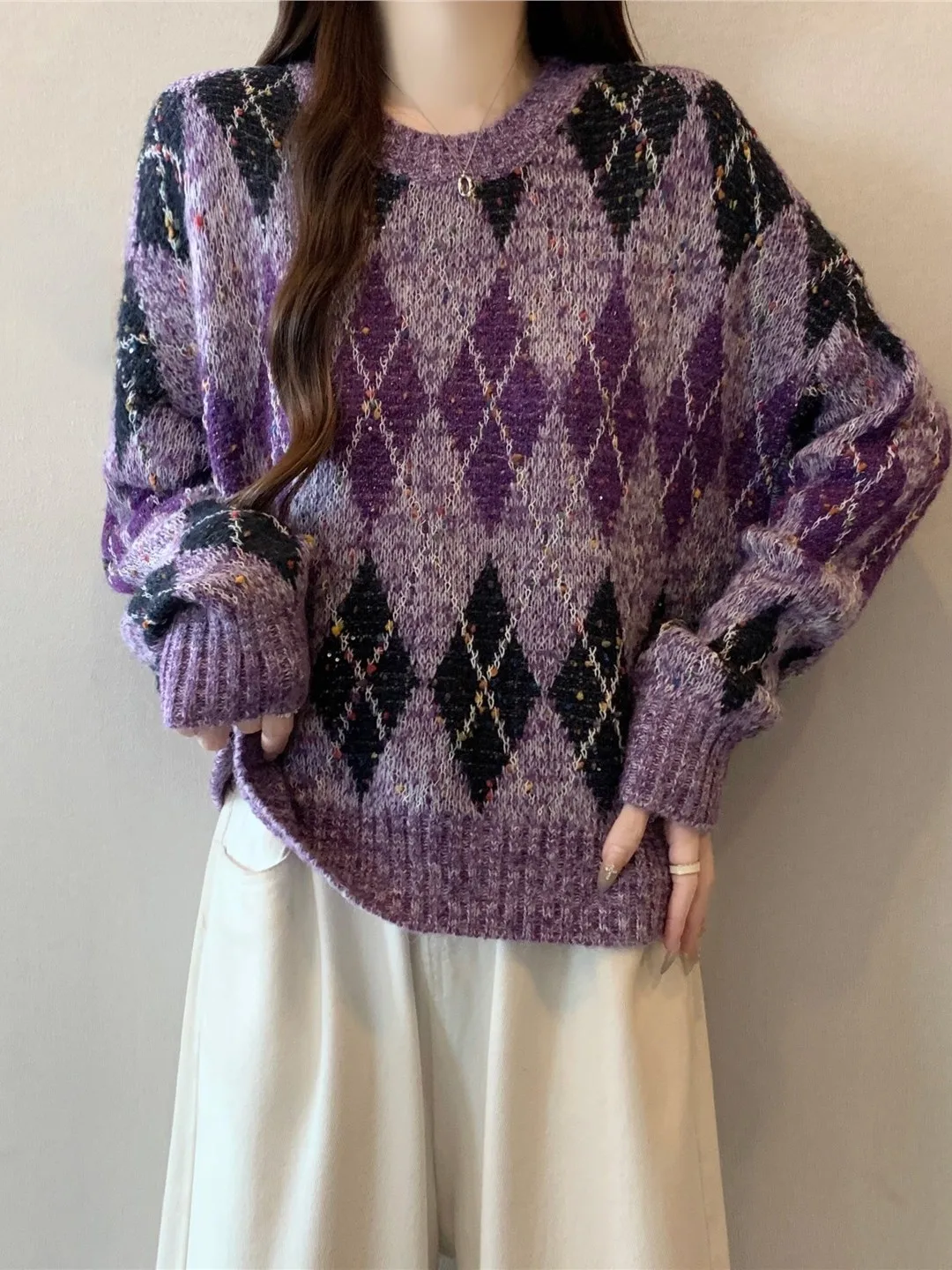 Фиолетовый вязаный свитер с ромбовидным узором для женщин больших размеров, осенне-зимний, модный, молодежный, удобный, свободного кроя
Фиолетовый вязаный свитер с ромбовидным узором для женщин больших размеров, осенне-зимний, модный, молодежный, удобный, свободного кроя