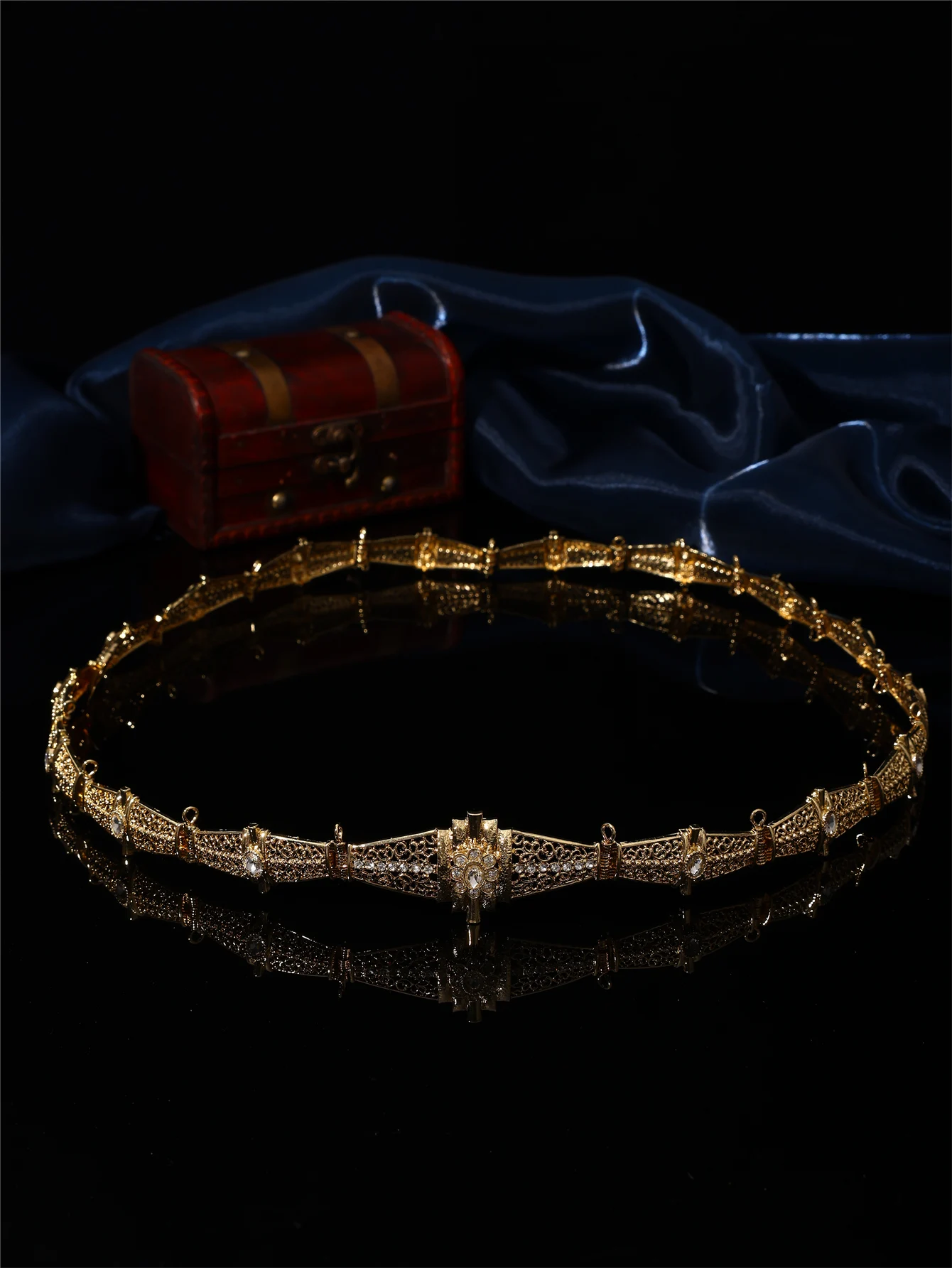 Цельный женский пояс для халата в придворном стиле — полые резные стразы, марокканские женские свадебные украшения
Цельный женский пояс для халата в придворном стиле — полые резные стразы, марокканские женские свадебные украшения