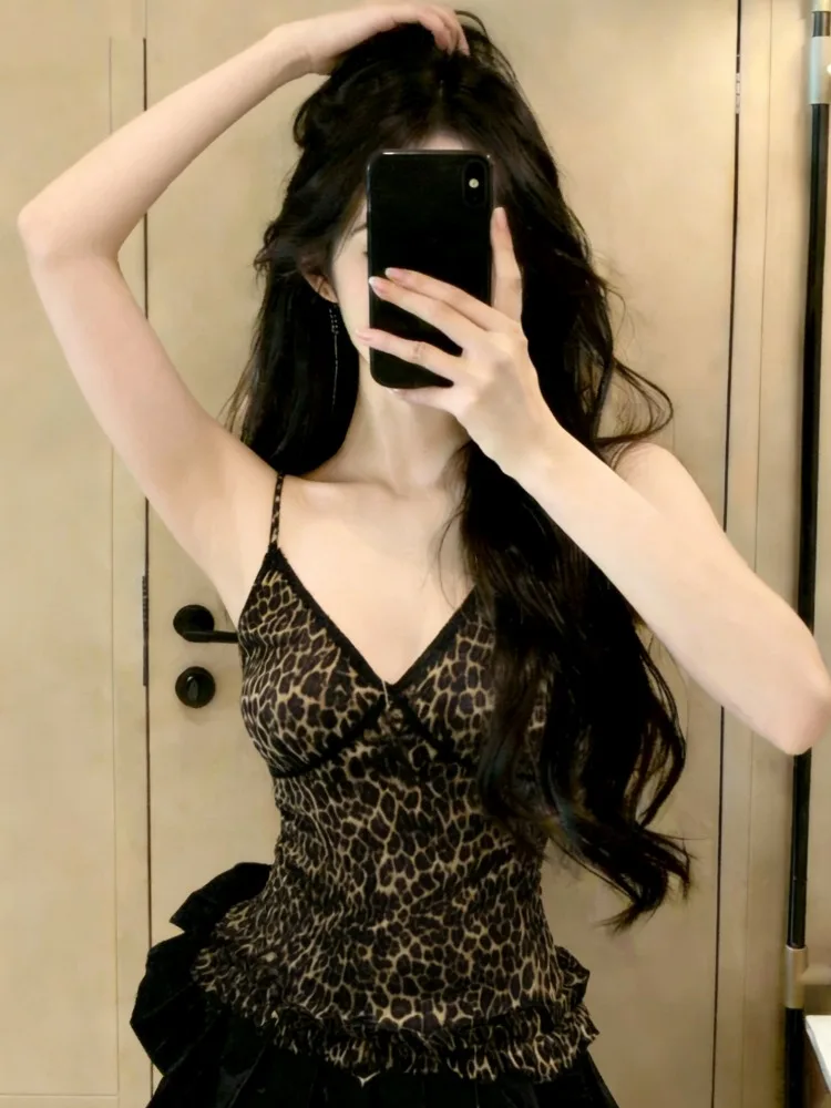 American Retro Leopard Print V-neck Sexy Slim Strap Vest Women's Summer New Spicy Girl Fashion Pure Desire Short Top
American Retro Leopard Print V-neck Sexy Slim Strap Vest Women's Summer New Spicy Girl Fashion Pure Desire Short Top