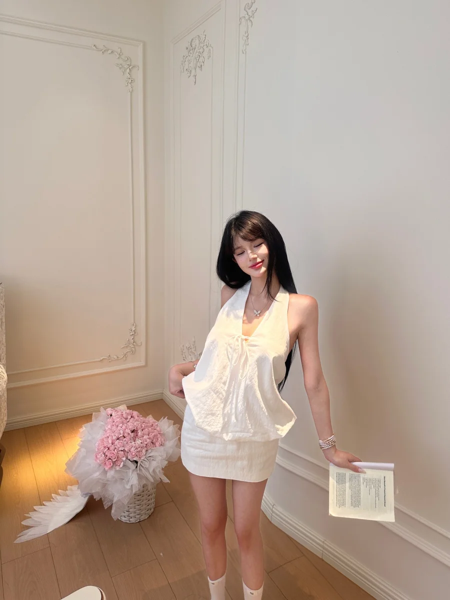 Fashionable V-neck Halter Vest And Skirt Set Women's Summer White Bodycon Two-piece Ensemble High Waist No-sleeve
Fashionable V-neck Halter Vest And Skirt Set Women's Summer White Bodycon Two-piece Ensemble High Waist No-sleeve