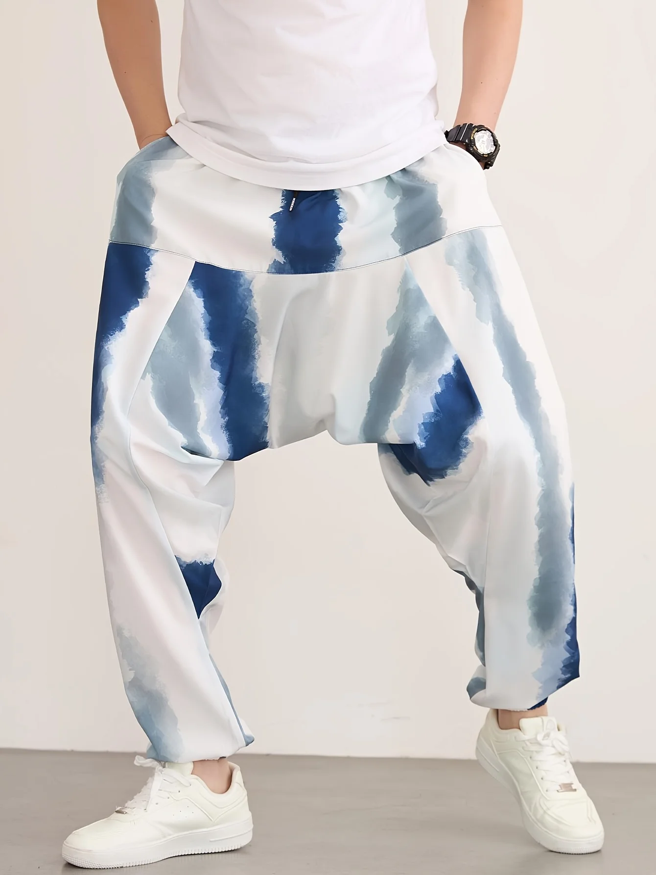 Blue and white printed men's casual harem pants, drawstring waist circumference, non elastic fabric, beach clothing
Blue and white printed men's casual harem pants, drawstring waist circumference, non elastic fabric, beach clothing