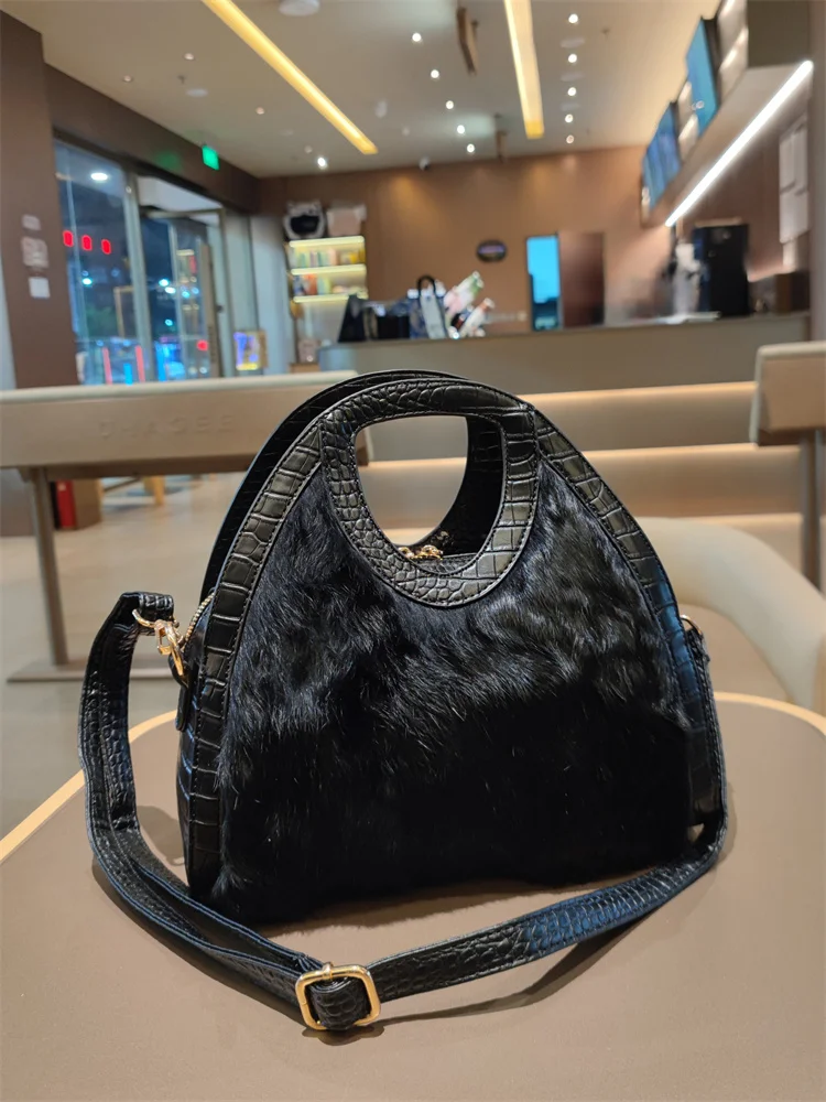 Сумка из натуральной кожи, женская сумка, осенне-зимняя модная универсальная сумка из натурального кроличьего меха, через плечо, мех, большая вместимость
Сумка из натуральной кожи, женская сумка, осенне-зимняя модная универсальная сумка из натурального кроличьего меха, через плечо, мех, большая вместимость