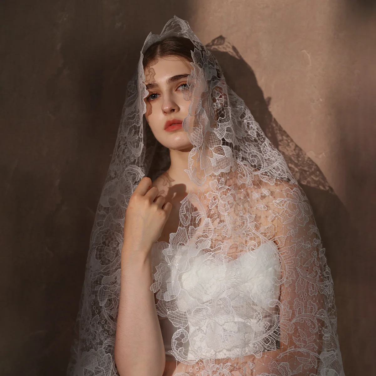 V311 Single-Layer White Lace Bridal Wedding Veil, High-End Photo Prop for Influencers, Styling Veil
V311 Single-Layer White Lace Bridal Wedding Veil, High-End Photo Prop for Influencers, Styling Veil