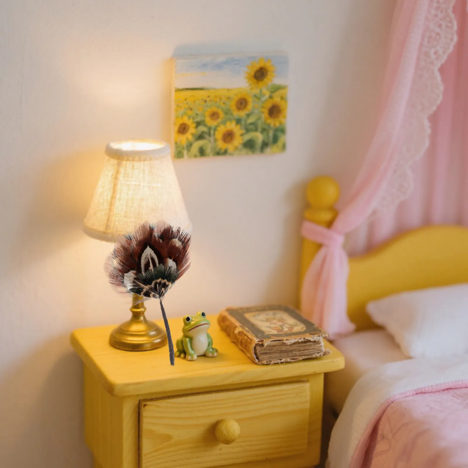 Миниатюрный веер-перо с изысканной отделкой, декор для кукольного домика, винтажный стиль, мини-мебель, аксессуары для крошечного дома
Миниатюрный веер-перо с изысканной отделкой, декор для кукольного домика, винтажный стиль, мини-мебель, аксессуары для крошечного дома