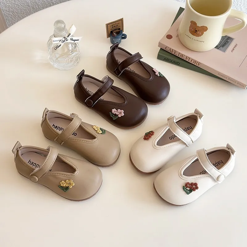 Весенний сезон 2023, новая брендовая детская кожаная обувь с открытой спиной и V-образной формой для девочек, нескользящая обувь для маленьких девочек с милой вышивкой и цветами
Весенний сезон 2023, новая брендовая детская кожаная обувь с открытой спиной и V-образной формой для девочек, нескользящая обувь для маленьких девочек с милой вышивкой и цветами